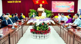 Lãnh đạo thành phố tiếp đoàn Tòa Giám mục Long Xuyên và Tòa Giám mục Cần Thơ đến thăm, chúc Tết