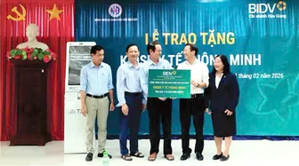 Trao Kiosk y tế thông minh tặng Bệnh viện Đa khoa Khu vực Ngã Bảy