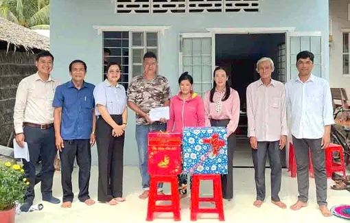 Xã Nhơn Mỹ trao tặng nhà Đại đoàn kết cho hộ nghèo