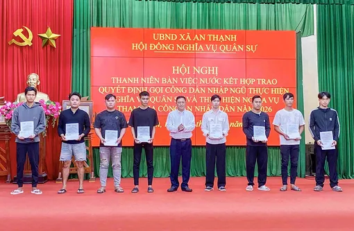 Thanh niên xã An Thạnh bàn việc nước và nhận quyết định nhập ngũ năm 2026