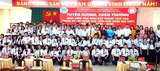 Vinh danh học sinh, giáo viên đoạt giải cao Kỳ thi chọn học sinh giỏi quốc gia THPT năm học 2025-2026