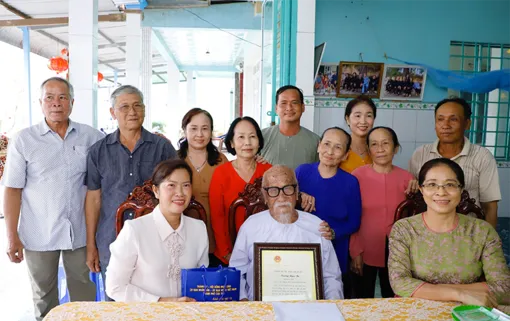 Lãnh đạo thành phố thăm, chúc thọ các cụ 100 tuổi ở xã Phong Điền