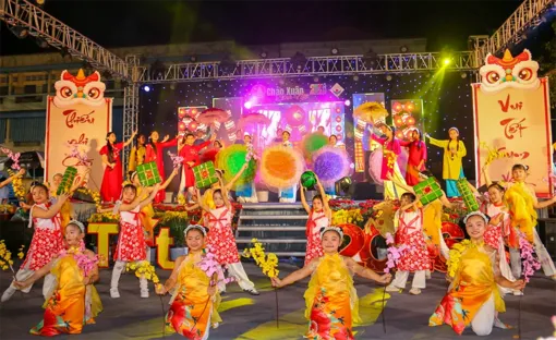 Văn nghệ mừng Xuân và trao quà tặmg thiếu nhi có hoàn cảnh khó khăn