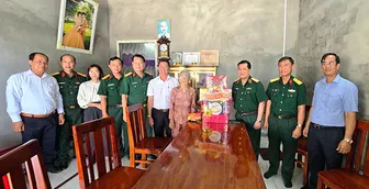 Thiếu tướng Chiêm Thống Nhất thăm Mẹ Việt Nam anh hùng