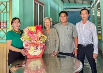 Xã Liêu Tú, Hòa Tú, Gia Hòa trao hàng trăm suất quà cho người nghèo