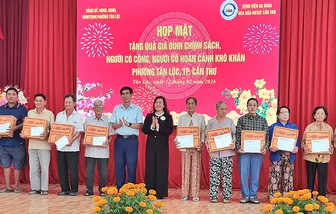 Thăm và tặng quà gia đình chính sách, người có công tại phường Tân Lộc, Thốt Nốt, Thuận Hưng và Trung Nhứt