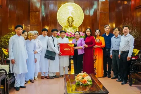 Lãnh đạo Thành ủy tiếp đoàn Hội thánh Cao Đài Chiếu Minh Long Châu đến thăm, chúc Tết