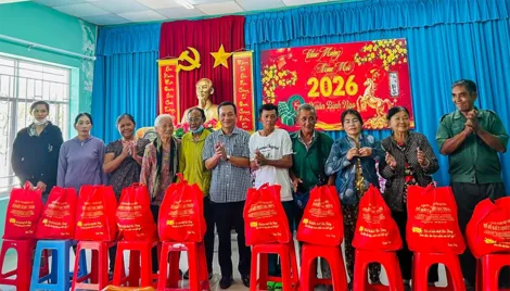 HĐND thành phố tặng 300 phần quà Tết