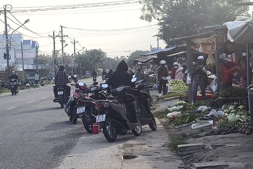 Lấn chiếm lề đường họp chợ trên quốc lộ 60