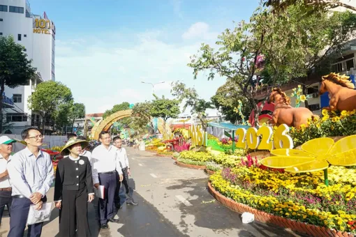 Lãnh đạo thành phố kiểm tra công tác thi công đường hoa và sân khấu chương trình nghệ thuật đón giao thừa