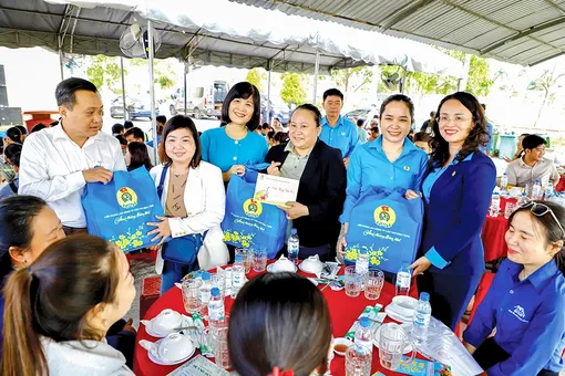 Đầm ấm tết Công đoàn 