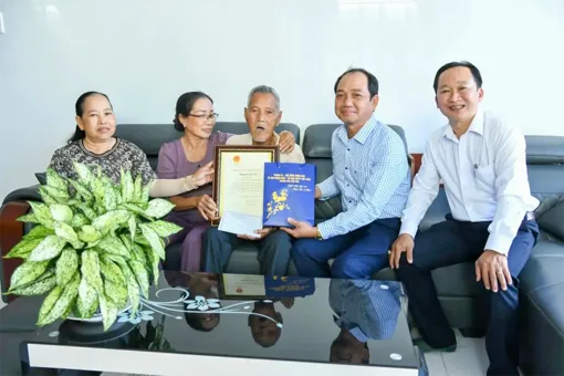 Trao thiếp mừng thọ 100 tuổi của Chủ tịch nước Lương Cường cho cụ ông Nguyễn Văn Tư