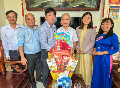 Lãnh đạo Báo và Phát thanh, Truyền hình Cần Thơ chúc Tết nguyên lãnh đạo cơ quan