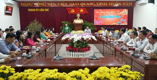 Thường trực Thành ủy họp mặt, chúc Tết Văn phòng Thành ủy và Trung đội Cảnh vệ Bảo vệ mục tiêu Thành ủy