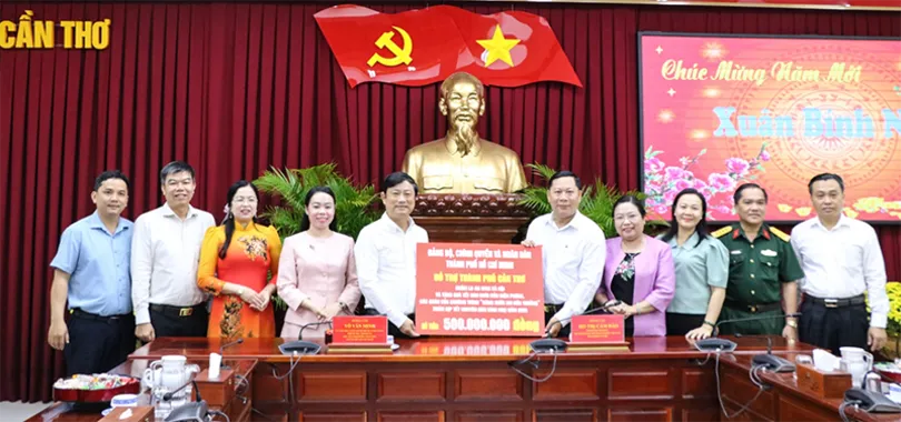 Lãnh đạo TP Hồ Chí Minh chúc Tết Đảng bộ, chính quyền và nhân dân TP Cần Thơ