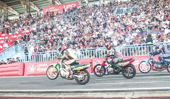 Đua xe mô tô trên Sân vận động Cần Thơ mùng 4 Tết