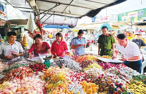 Chợ quê nhộn nhịp ngày giáp Tết