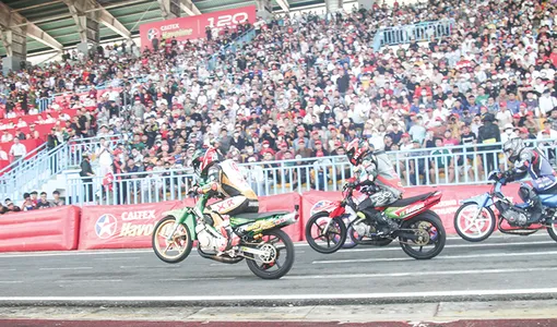 Đua xe mô tô trên Sân vận động Cần Thơ mùng 4 Tết
