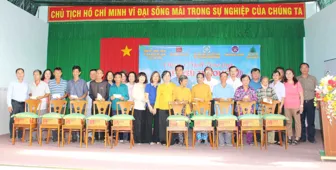 Phu nhân nguyên Chủ tịch nước Trương Tấn Sang tặng 500 phần quà Tết cho người dân nghèo xã đảo