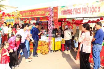 Nhộn nhịp gian hàng ẩm thực “Tết Việt” và trò chơi dân gian