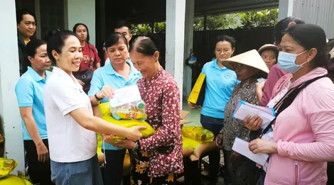 Nhiều nhóm thiện nguyện trao hàng trăm phần quà Tết đến người dân có hoàn cảnh khó khăn
