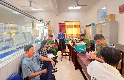 Công an phường Ngã Bảy tiếp nhận giải quyết hồ sơ cư trú cho công dân trong thời gian nghỉ Tết