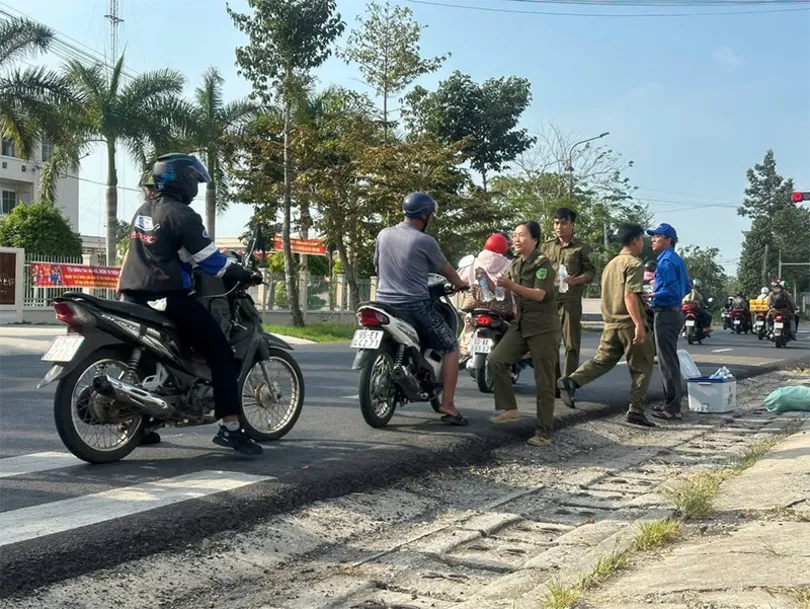 Tặng nước suối đến người dân trên đường về quê đón Tết