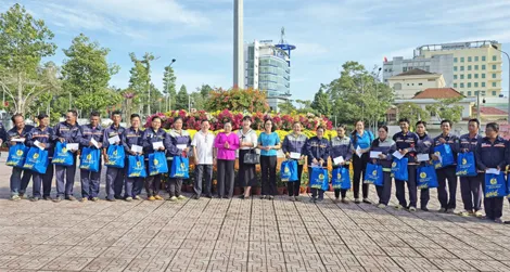 LĐLĐ TP Cần Thơ thăm, tặng quà công nhân vệ sinh và cán bộ y tế trực Tết