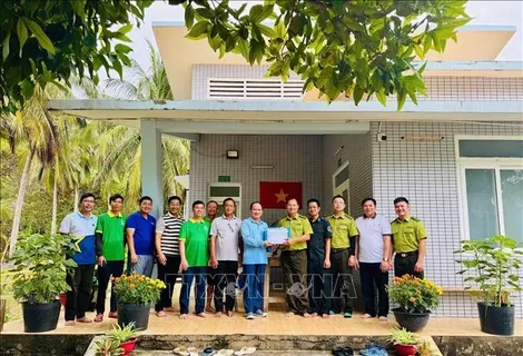 Gói ghém tình quê, gửi người giữ rừng nơi đầu sóng