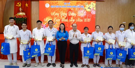 Thăm, chúc Tết bệnh nhân và các lực lượng trực đêm giao thừa