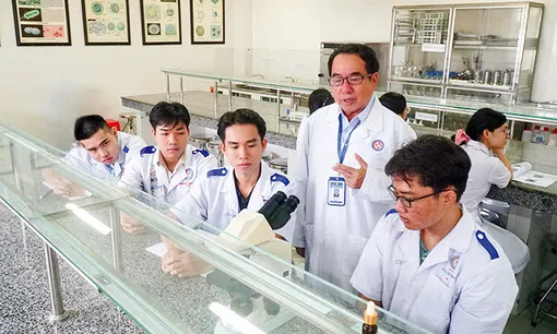 Miệt mài với nghiên cứu sinh học phân tử và giải trình gen kháng thuốc