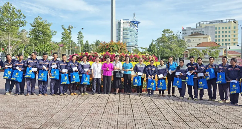 LĐLĐ TP Cần Thơ thăm, tặng quà công nhân vệ sinh và cán bộ y tế trực Tết