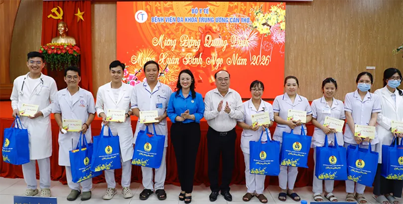 Thăm, chúc Tết bệnh nhân và các lực lượng trực đêm giao thừa