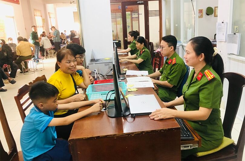 នគរ​បាល​ទី​ក្រុង​កឹង​ធើ ទទួល​យក​ឯក​សារ​ធ្វើ​អត្ត​សញ្ញាណ​ប័ណ្ណ​ និង​អត្ត​សញ្ញាណ​អេ​ឡិច​ត្រូ​និក អំ​ឡុង​បុណ្យ​ចូល​ឆ្នាំ​ថ្មី​វៀត​ណាម​