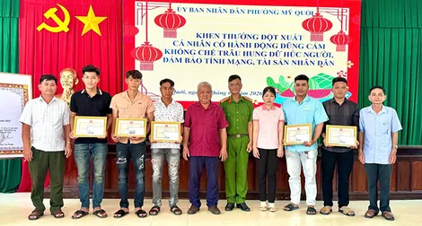 Khen thưởng các cá nhân có hành động dũng cảm khống chế trâu dữ húc bị thương 5 người