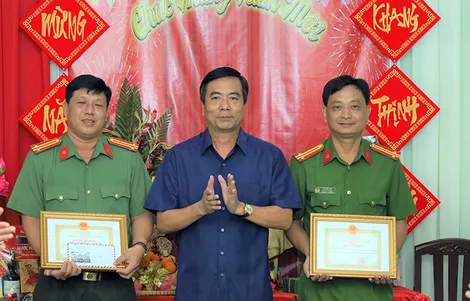 Khen thưởng tập thể, cá nhân khám phá nhanh vụ án cướp giật tài sản, gây hậu quả nghiêm trọng