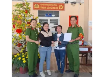 Công an xã Thới An Hội xác minh, trao trả tài sản bị đánh rơi cho người dân
