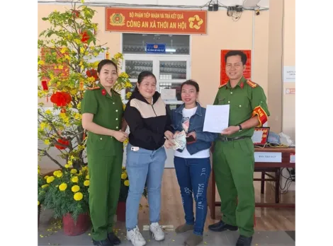 Công an xã Thới An Hội xác minh, trao trả tài sản bị đánh rơi cho người dân