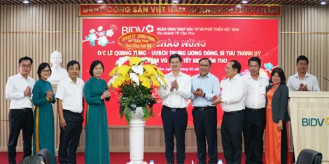 Bí thư Thành ủy thăm các doanh nghiệp và Trường Đại học Y dược Cần Thơ đầu Xuân Bính Ngọ năm 2026