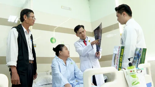 Bác sĩ  cảnh báo nguy cơ chấn thương cột sống, liệt chi khi người cao tuổi bị té ngã