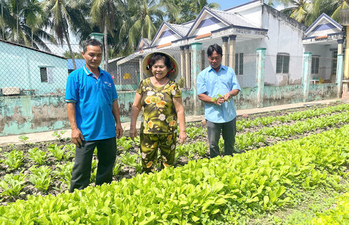 លេខា​សាខា​បក្ស​ភូមិ​អស់​ពី​ចិត្ត​គិត​គូរ​ជីវ​ភាព​ប្រ​ជា​ជន​