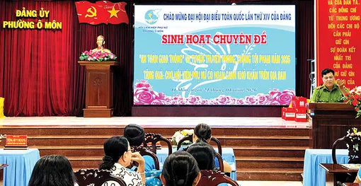 Phụ nữ tích cực tham gia giữ gìn an toàn giao thông