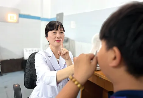 Nữ bác sĩ “chỉnh” lại ánh nhìn lệch cho trẻ em ĐBSCL