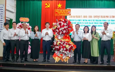 Bí thư Thành ủy Cần Thơ Lê Quang Tùng thăm, chúc mừng Sở Y tế thành phố nhân Ngày Thầy thuốc Việt Nam