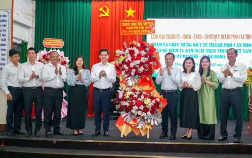 Bí thư Thành ủy Cần Thơ Lê Quang Tùng thăm, chúc mừng Sở Y tế thành phố nhân Ngày Thầy thuốc Việt Nam