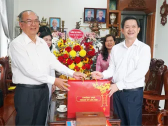 Bí thư Thành ủy thăm, chúc mừng Thầy thuốc nhân dân Lê Hùng Dũng