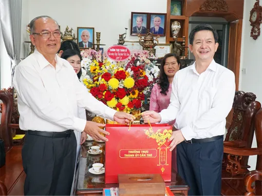 Bí thư Thành ủy thăm, chúc mừng Thầy thuốc nhân dân Lê Hùng Dũng