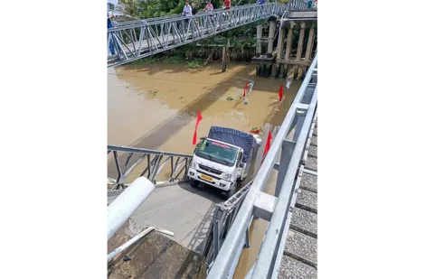 Sập cầu 30 tháng 4