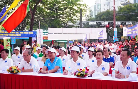 Hơn 2.000 người đi bộ, vận động trên 1,5 tỉ đồng hỗ trợ y tế cơ sở Cần Thơ