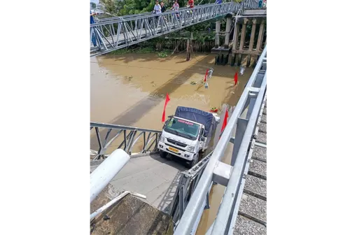 Sập cầu 30 tháng 4